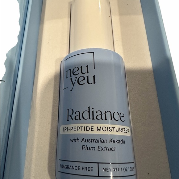 Tri-Peptide Moisturizer - Blue and Cream - Picture 4 of 7